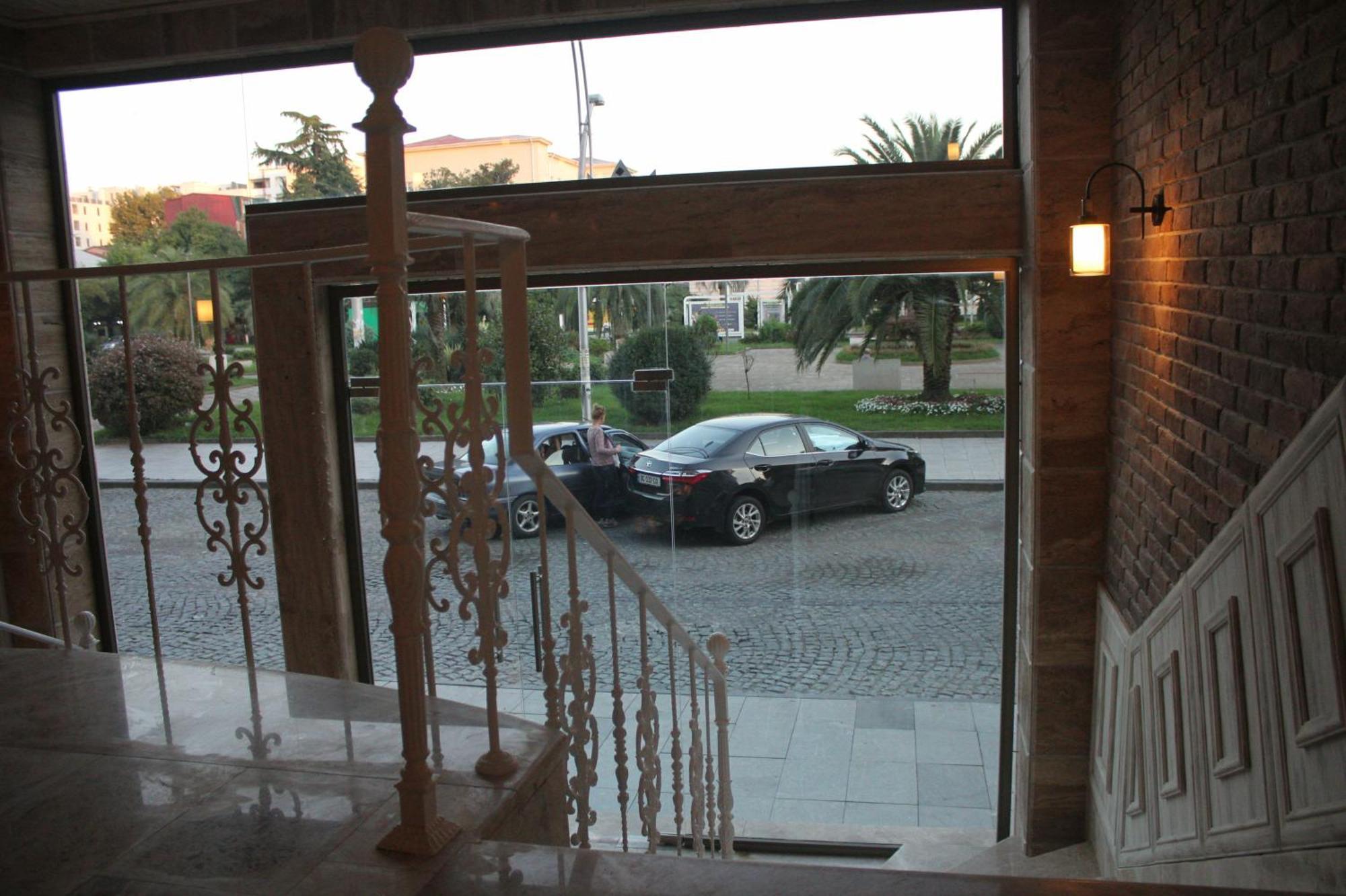 Melini Boutique Hotel Batumi Bagian luar foto